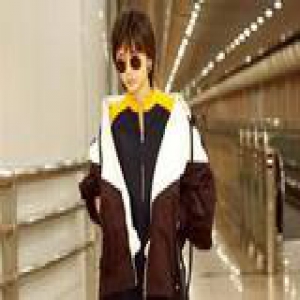 杨幂最新机场街拍 大衣配过膝靴不要太好看