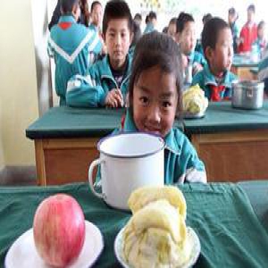 记者暗访校园营养餐被打续：涉事民警被撤职