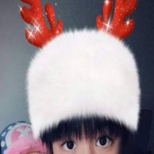 王俊凯手拿苹果拍萌照 就是这领口有点低…