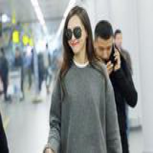 唐嫣最新机场街拍 示范冬季极简穿搭