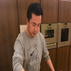 王中磊下厨显居家 获女儿夸赞：王厨师长非常厉害