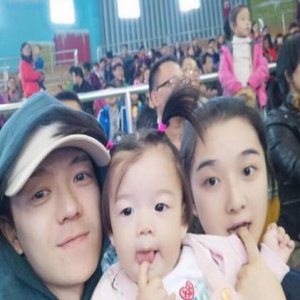 基因强大！王栎鑫晒女儿萌照 抬头像爹低头像妈(图)