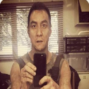 吴彦祖杀青晒照满身泥泞 网友：这么邋遢都帅！