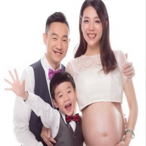 杨威一家五口甜蜜拍写真 要当哥哥的杨阳洋超开心(图)