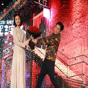 梁朝伟上演撩妹技巧 调皮送花大赞杜鹃完美