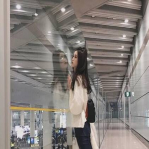 何穗深夜滞留机场 一脸蒙圈不忘秀长腿(图)