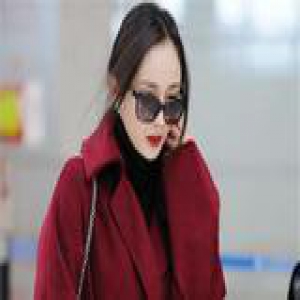 杨幂酒红色大衣现身机场 亲身示范今冬最美颜色