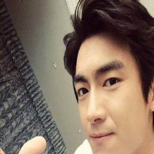 偶像包袱不输儿子！林更新爸爸拒戴防毒面罩