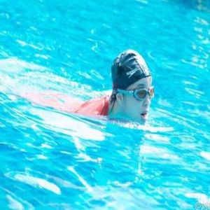 刘晓庆穿红色泳衣身材凹凸有致 网友却说像锦鲤(图)