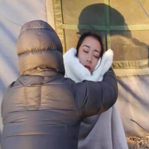 吉克隽逸沙漠拍封面 衣着单薄被冻当场晕厥(图)