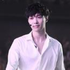 张艺兴地板舞撩疯女粉丝 老张司机腰力真不错