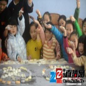 江苏扬州小朋友包“彩色饺子”迎冬至