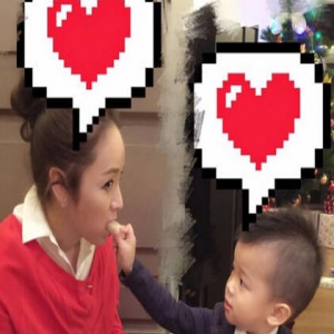 侯佩岑被2岁儿子喂水果 甜蜜感慨：特别甜！