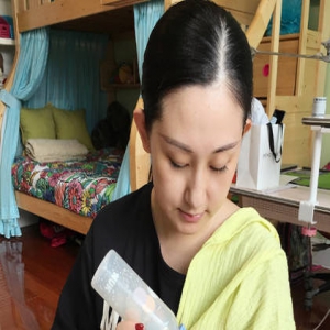 赵文卓老婆一人带仨娃 感慨孩子们都很懂事(图)