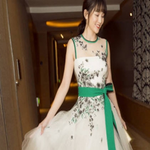 陈乔恩典礼玩手机 李易峰“斜眼偷瞄”被抓包