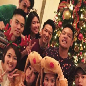 可爱！何超莲邓紫棋呆萌扮鹿迎圣诞