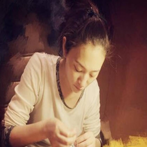 李小冉晒照秀针线活 手法娴熟尽显贤惠(图)