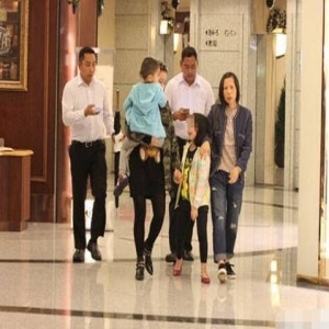 刘太甘比带一双儿女逛街 女儿撒娇讨抱超黏妈妈(图)