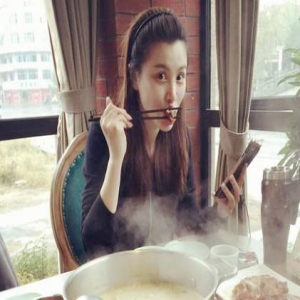 葛天追韩剧吃外卖饭量惊人 素颜的她也很美