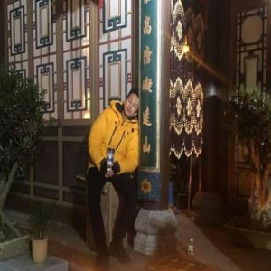 邓超代病探班靠柱子睡着 孙俪表示很心疼