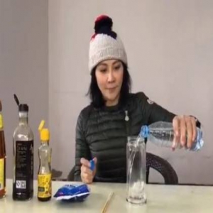 关注饮用水安全问题 刘嘉玲亲自喝加盐加入醋饮料