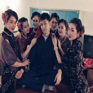 快来人！胡歌被旗袍美女包围了 还一脸的暗爽(图)