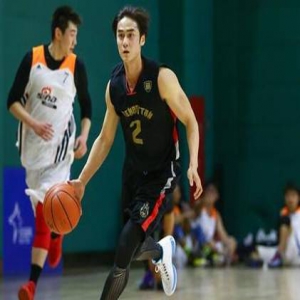 太拼！蒋劲夫篮球训练累到吐 感慨职业球员不容易