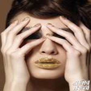 时髦又出位 圣诞妆容你要搞点儿