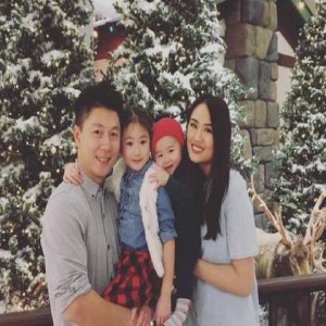 李小鹏圣诞晒全家福 二胎儿子正脸照曝光