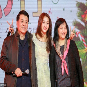 关晓彤举办粉丝见面会 父母现身颜值高