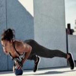 想要翘臀美腿 做个“玩儿球”的女人吧