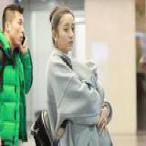 佟丽娅裹大衣护娃 产后减肥计划不反弹