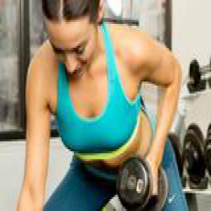 初学者举哑铃练手臂 3个动作练出肱二头肌