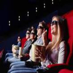 2016年万达院线股价腰斩，华谊兄弟下跌近五成