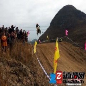 百名摩托车赛手 贵州独山初试锋芒