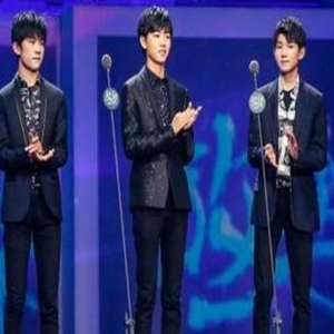 TFBOYS王俊凯害羞了！偷笑露招牌虎牙撩妹