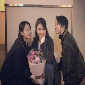 为了给马思纯捧场，周冬雨激动地从椅子上跳起来了！