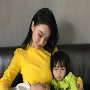 邹市明娇妻一手一个娃 傲人上围迷之抢镜(图)