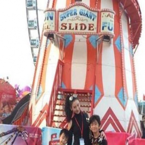 张柏芝带俩儿子逛游乐园 母子骑木马超温馨(图)