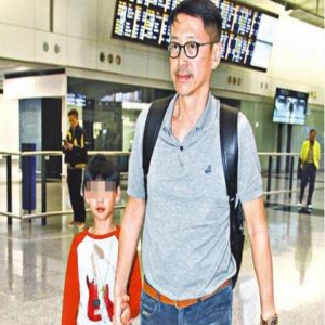 李嘉欣一家滞留4天后疲惫返港 出动2辆车拖战利品