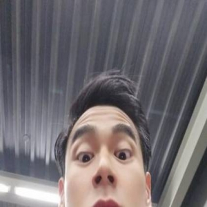 毫无偶像包袱！彭于晏搞怪自拍 挤出了抬头纹和双下巴