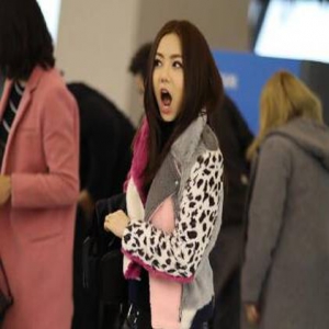 迷之角度！邓紫棋帅气现身 却被网友拍成了1米3