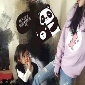 暖心！李小璐工作却被甜馨抱腿撒娇：带我一起去