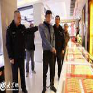 “打赏”网络女主播欠债15万，青岛男子繁华商贸区抢劫金店