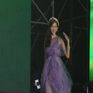 等不及要上台？林志玲躲墙后偷瞄，眼神亮了(图)