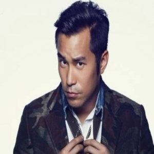 张孝全家中现神秘女疑似新欢 经纪人否认：只是朋友