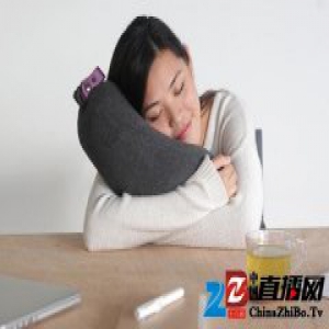 这里有个一口气就能吹满的便携式枕头，有点高级