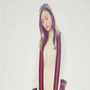 倪妮撞衫杨幂 美女都爱长版针织外套