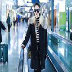 解决冬日穿衣老大难 江疏影的派克大衣保暖又时髦