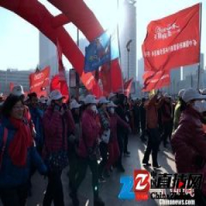 青海西宁800余名徒步爱好者徒步迎新年